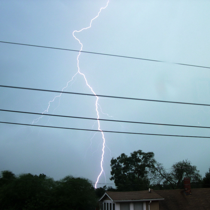 lightning-severe-storm-emergency-tree