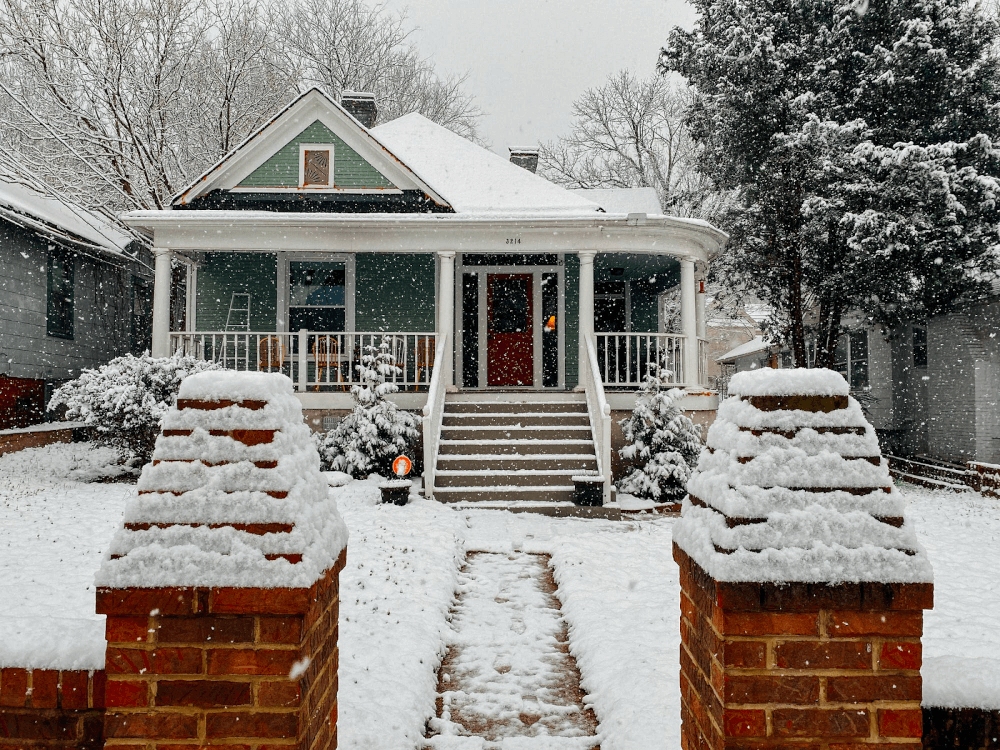 Snow on a home in Nashville